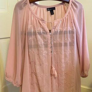 Romantic dusty pink top with 3/4 sleeves.